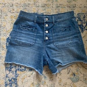 Cutest front pocket high waist shorts 💙